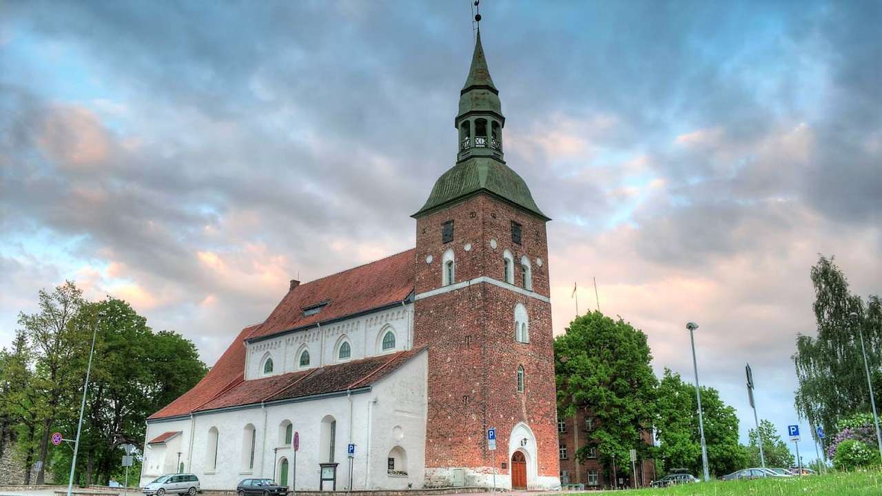 Латвия Валмиерская церковь пазл онлайн