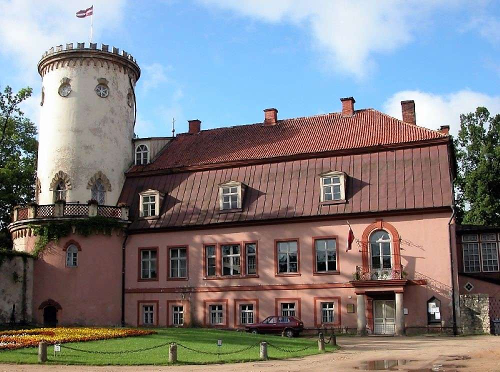 Lotyšsko Cesis dům s věží skládačky online