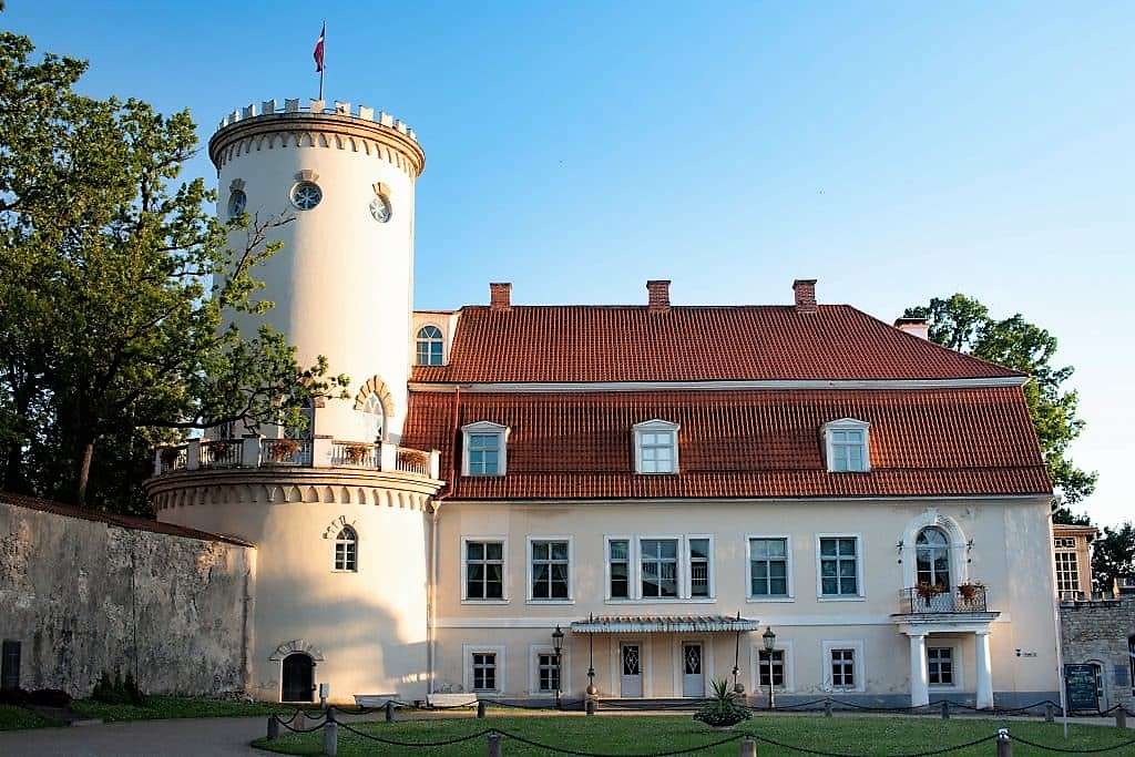 Casa de Letónia Cesis com torre quebra-cabeças online