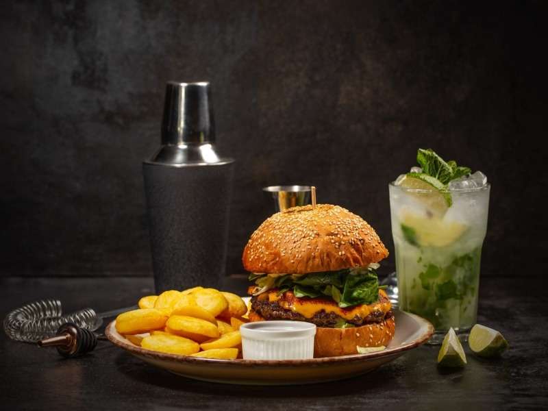 Бургер, запеченный картофель, мята и лаймовый напиток пазл онлайн