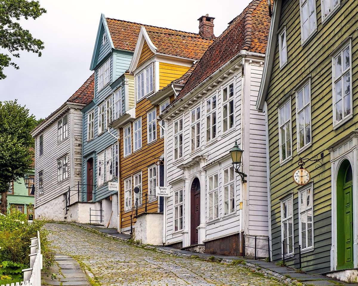 Calle con casas de madera en Bergen rompecabezas en línea