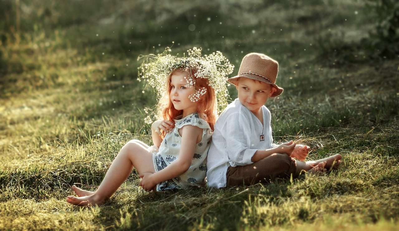 Dívka v girlandě a chlapec v klobouku skládačky online