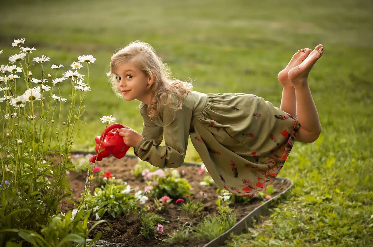Lány virágok öntözése kirakós online