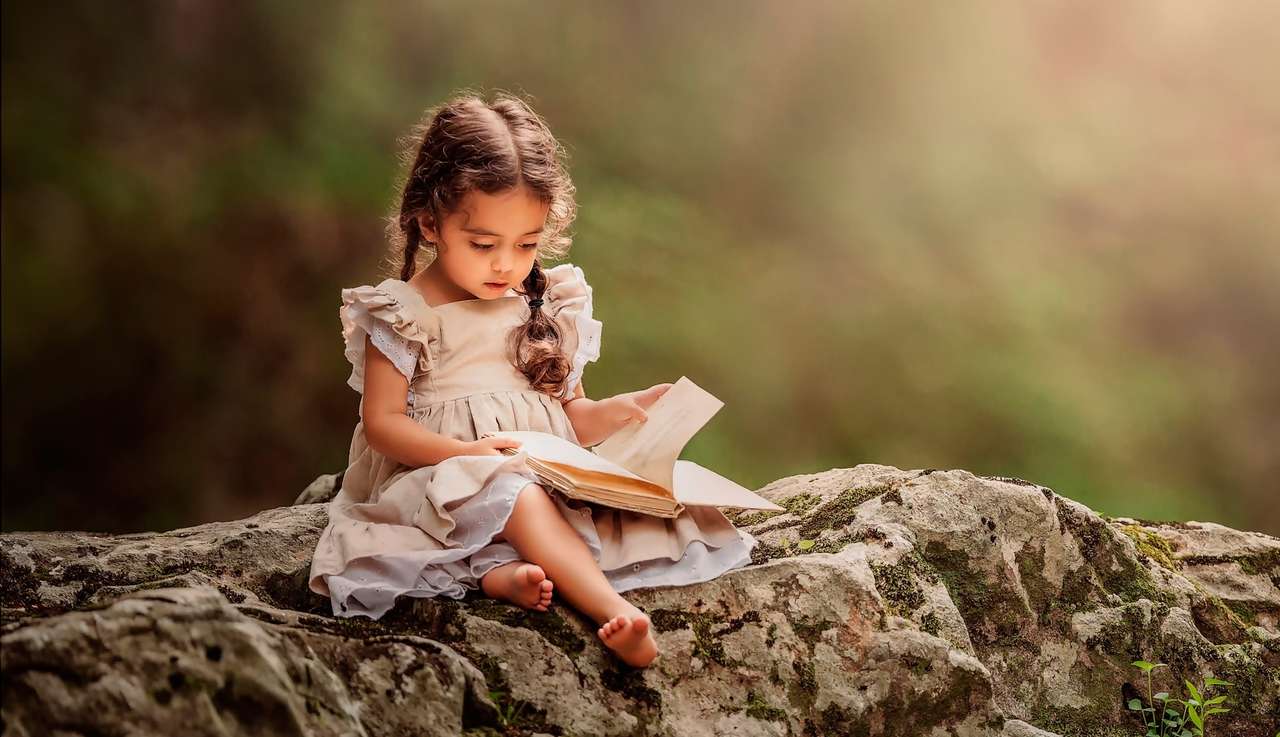 une fille avec des tresses regarde le livre puzzle en ligne
