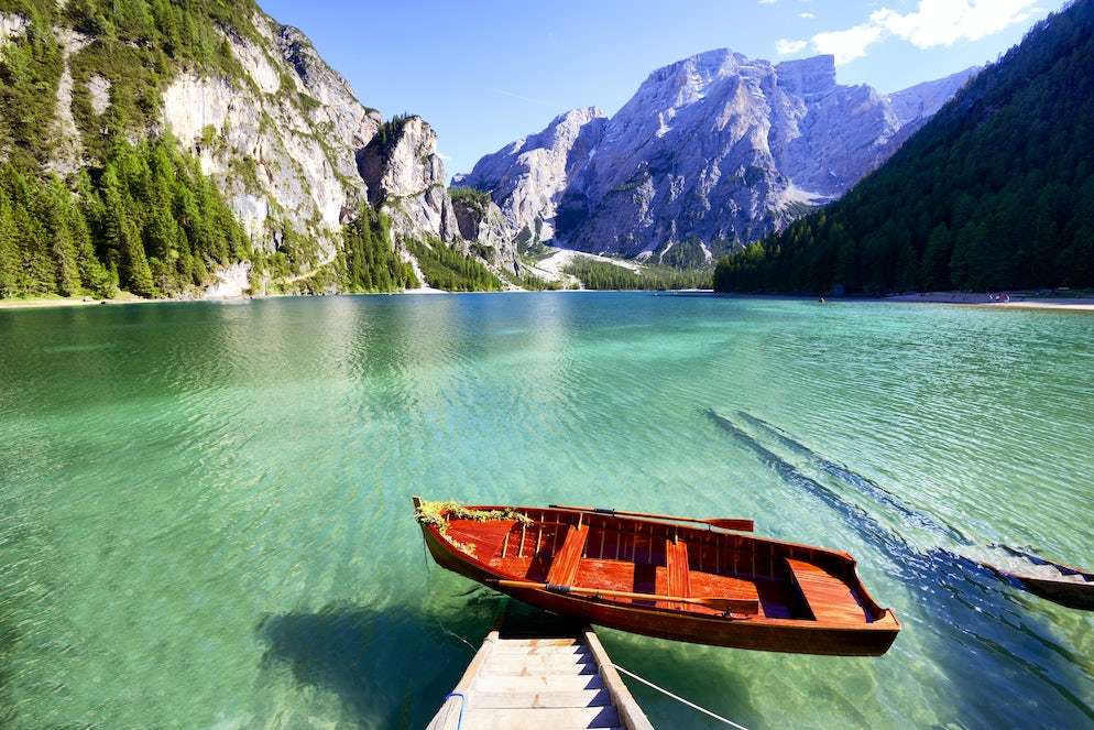 Италия Озеро Брайес-Жемчужина среди озер Доломитовых Альп онлайн-пазл