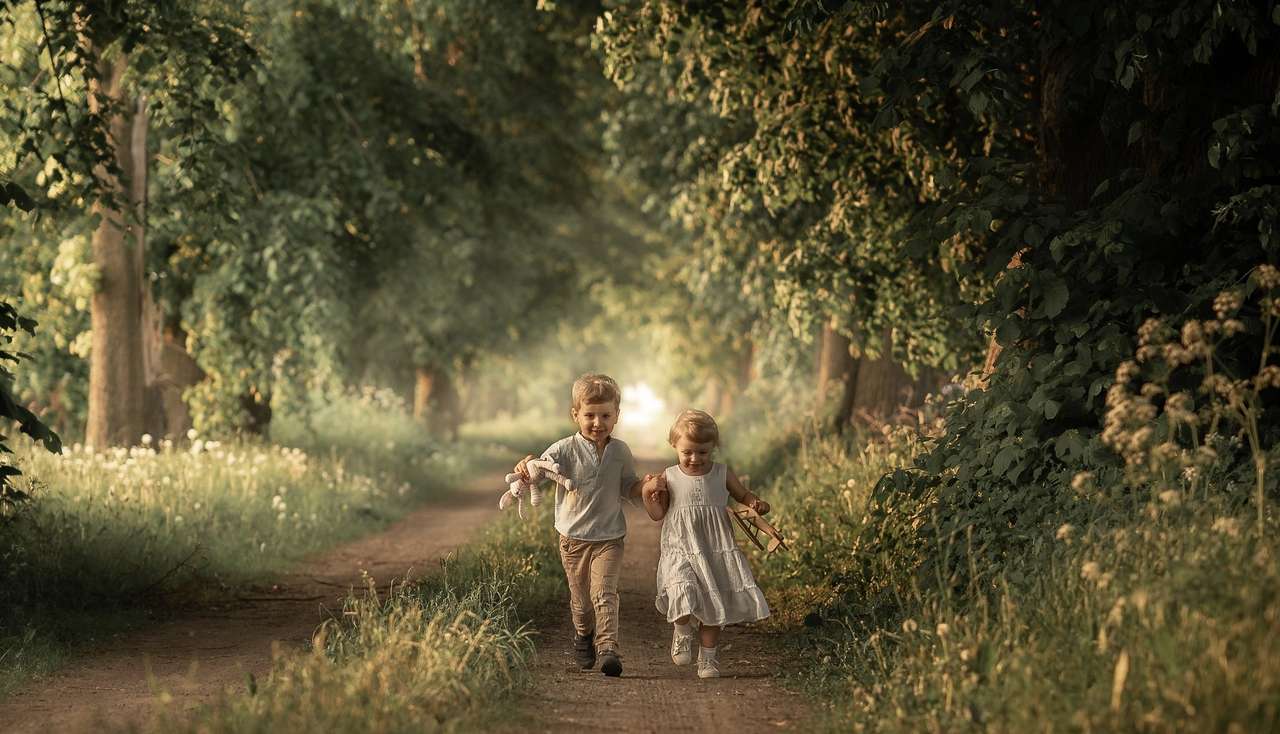 Een jongen met een meisje op een bosweg legpuzzel online