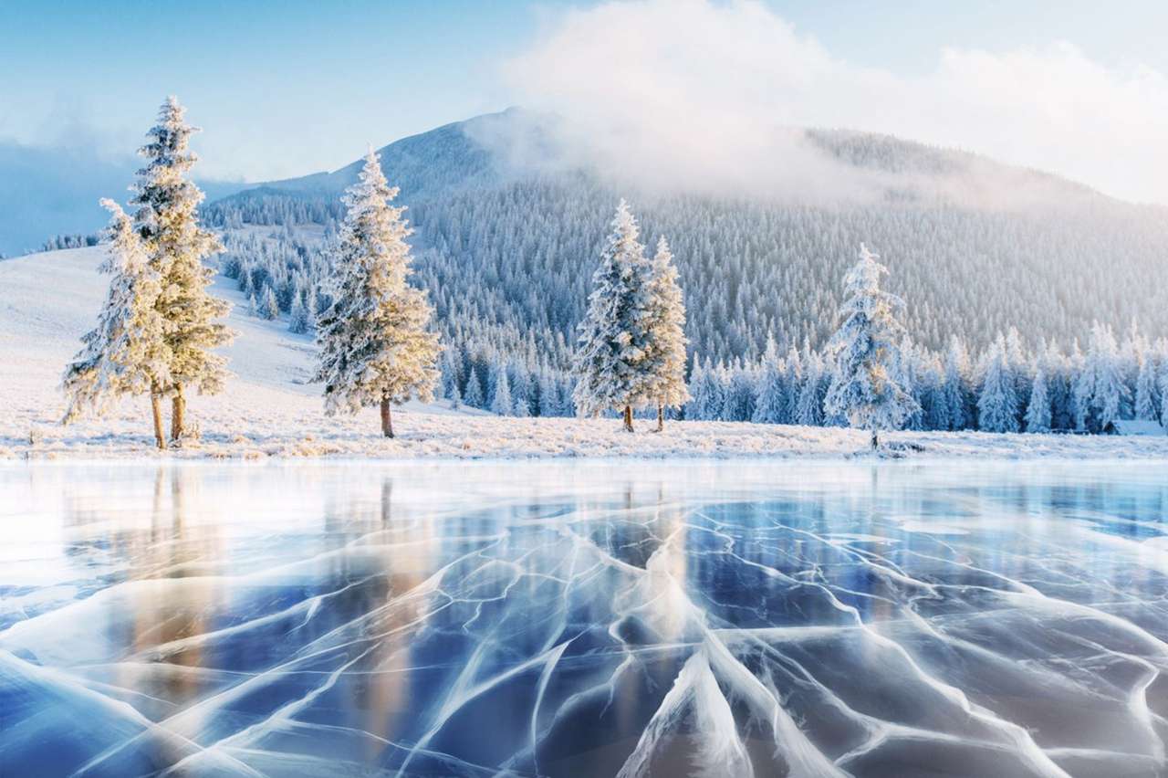 Украинско езеро през зимата в Карпатите онлайн пъзел