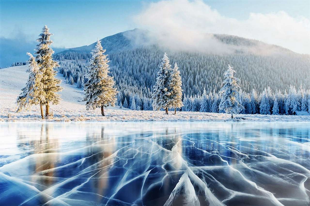カルパティア山脈の冬のウクライナ湖 オンラインパズル
