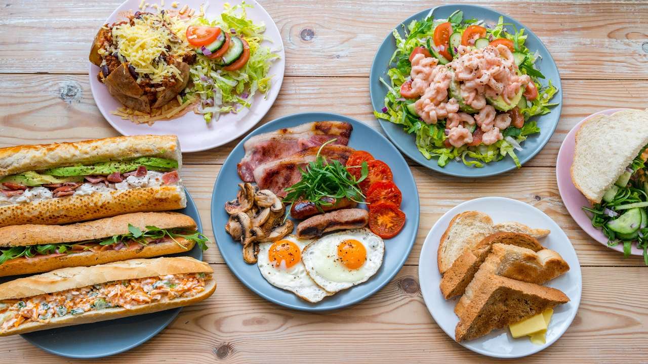 Plné obědové talíře skládačky online