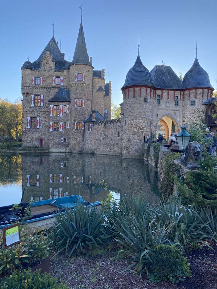 Castelul cu șanțuri Satzvey Eifel puzzle online
