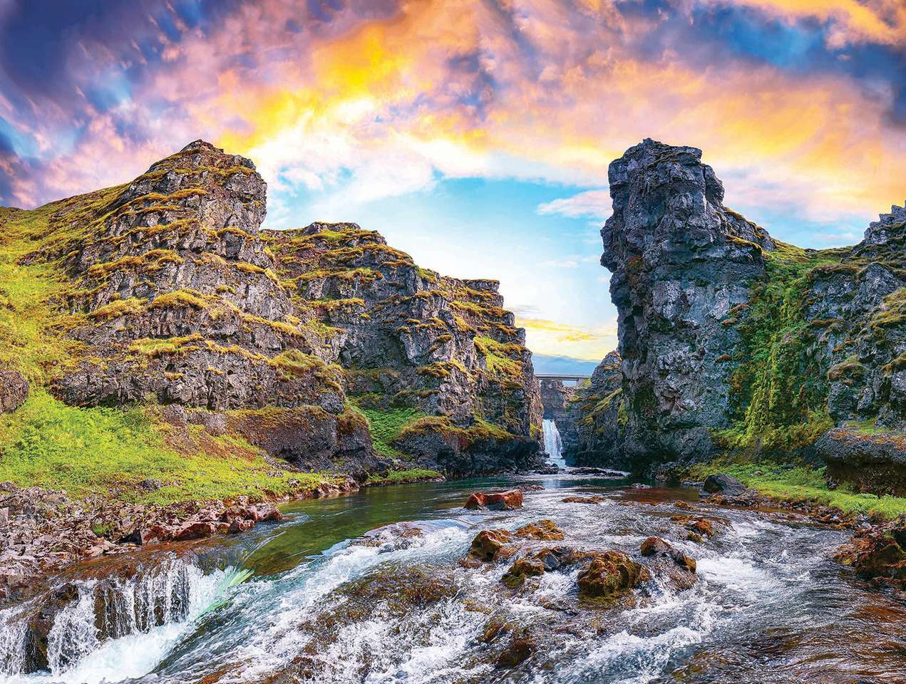 Islandia-Una hermosa vista del cañón Kolugljufur rompecabezas en línea