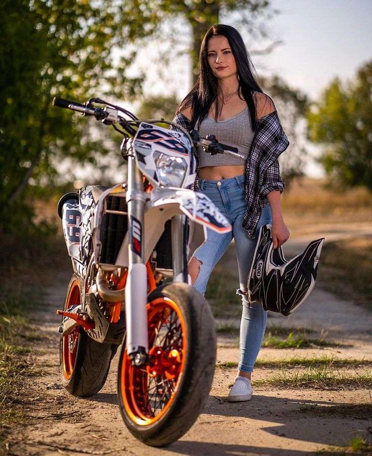 Motorcykel och flicka med långt hår Pussel online