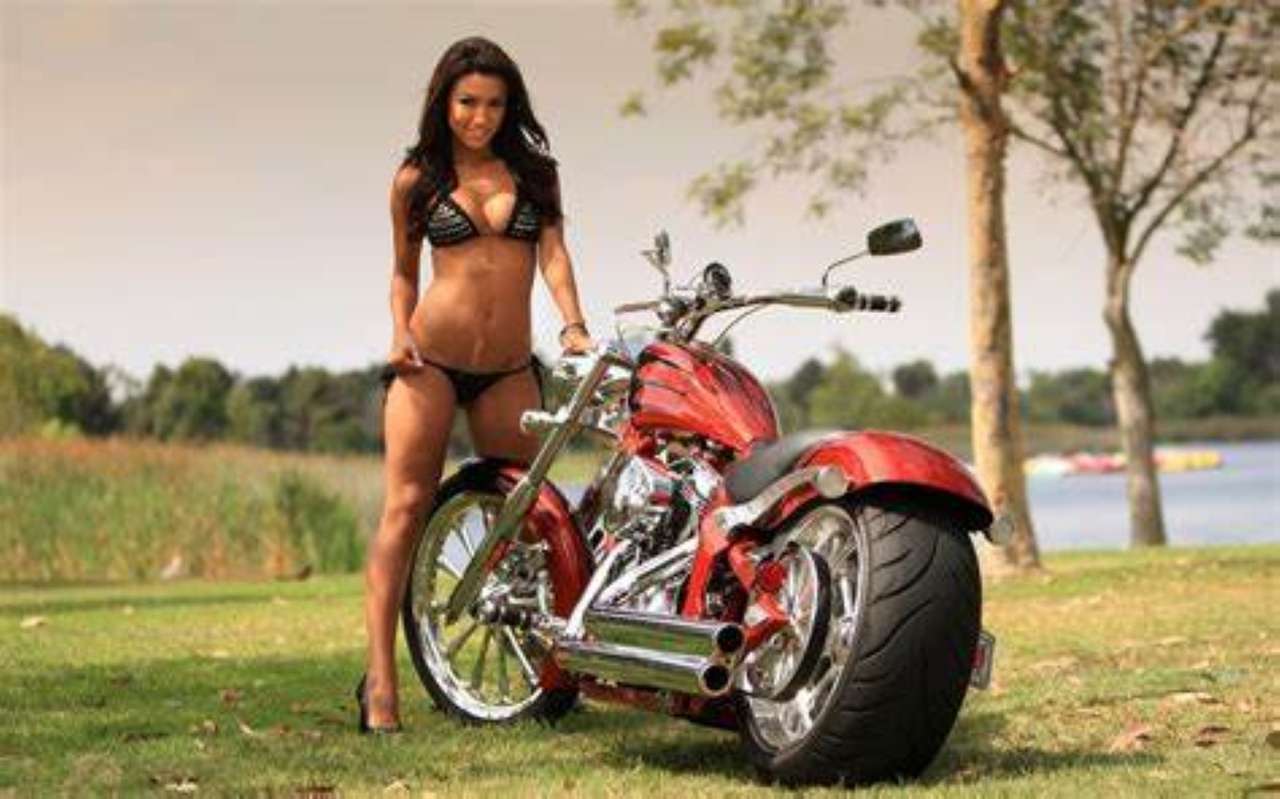 Девушка с красным мотоциклом пазл онлайн