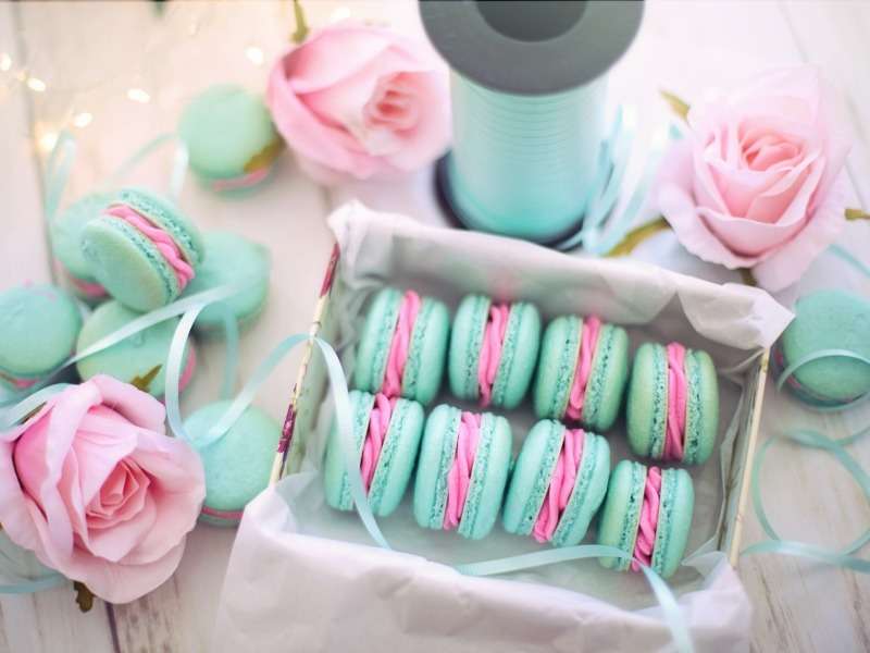 Макарони, вкусни сладки в тюркоазен цвят онлайн пъзел
