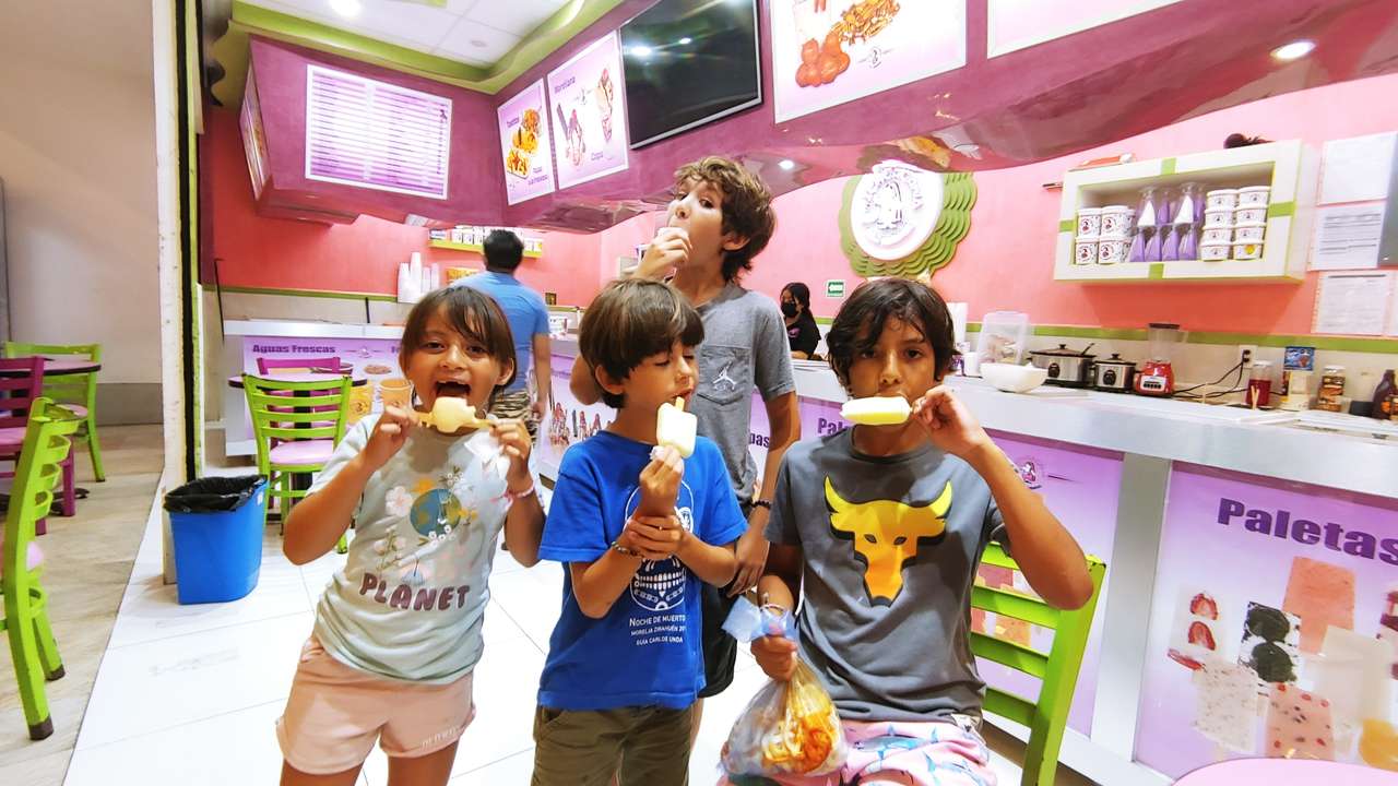 Ana pao con i suoi cugini che mangiano ghiaccioli puzzle online