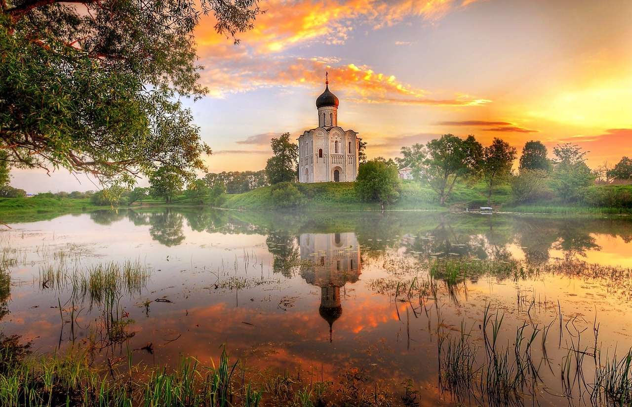 Een kleine kerk omgeven door prachtige natuur legpuzzel online