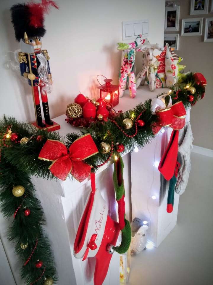 Karácsonyi díszek a kandalló mellett kirakós online