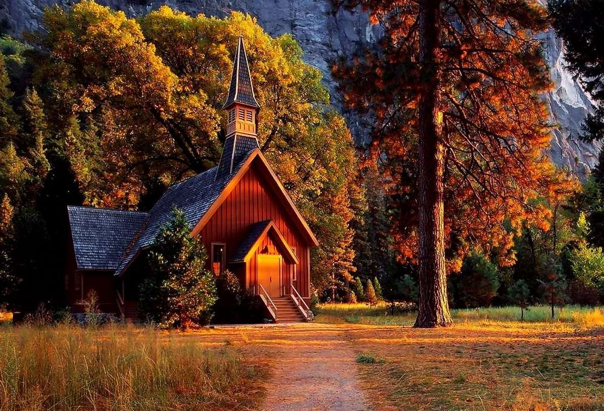 Eine kleine Kapelle in Herbstlandschaft Online-Puzzle