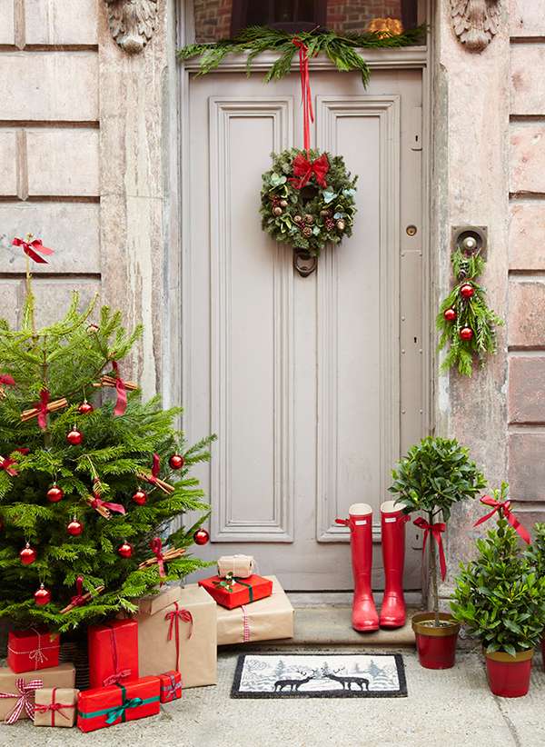Festive at the door jigsaw puzzle online