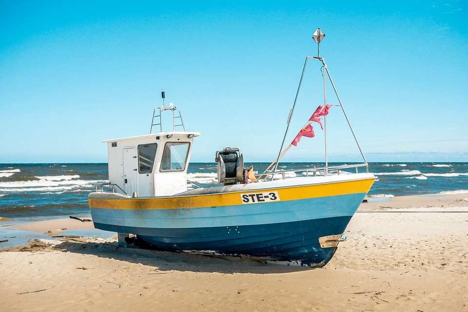 Barcă de pescuit pe plajă jigsaw puzzle online