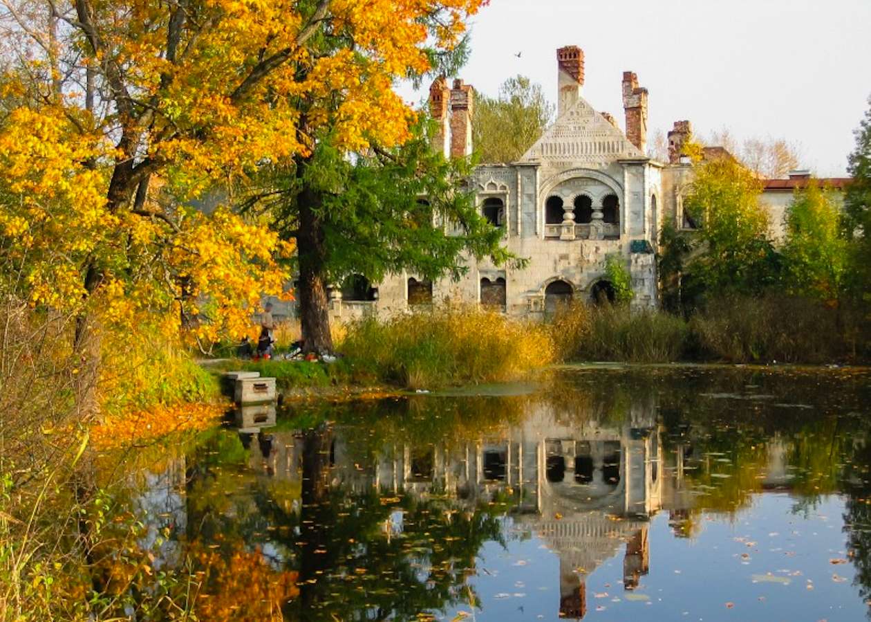 Old abandoned but still beautiful manor house online puzzle