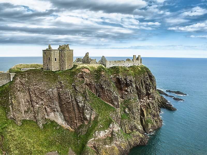 Руины замка в Шотландии онлайн-пазл