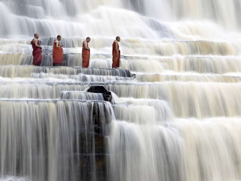 Βιετνάμ- Καταρράκτες Pongua και προσευχόμενοι μοναχοί παζλ online