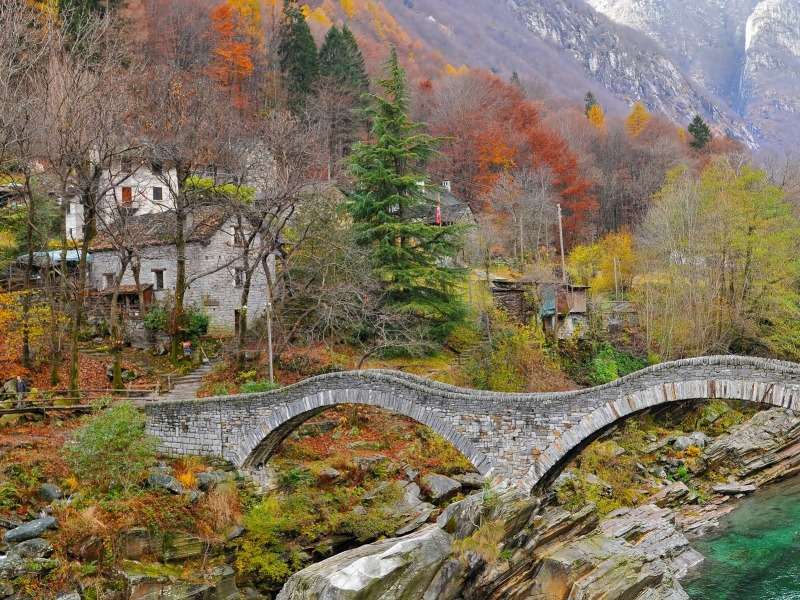 Ponte in mattoni sul fiume, bellissimo paesaggio puzzle online
