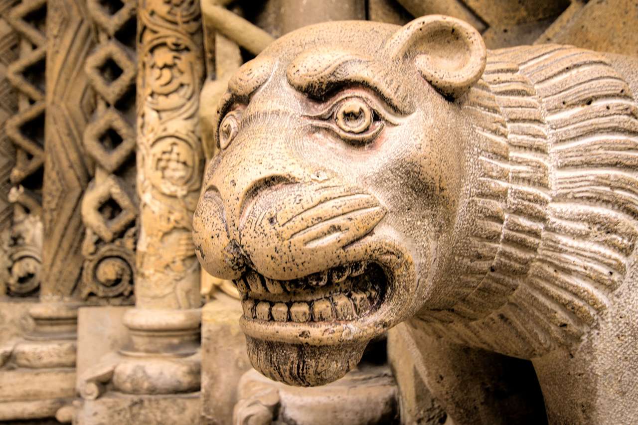 Νεο-ρωμανική διακόσμηση πύλης λιονταριών online παζλ