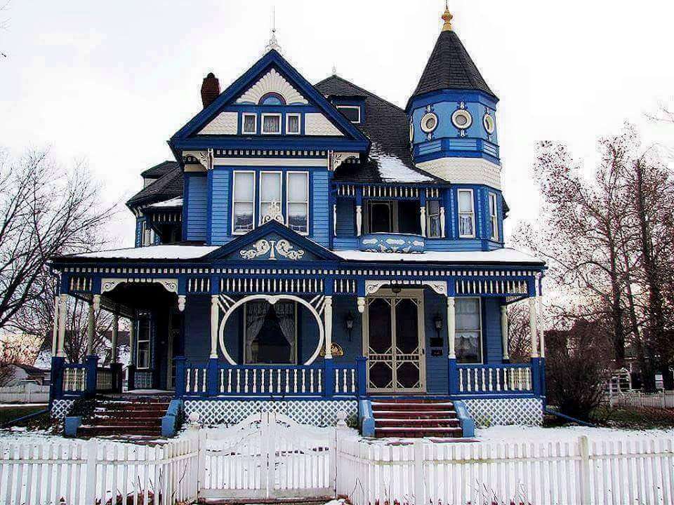 Una residencia azul en un paisaje invernal rompecabezas en línea