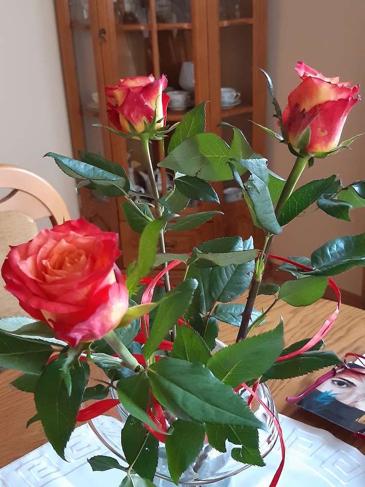 Roses rouges dans un vase puzzle en ligne