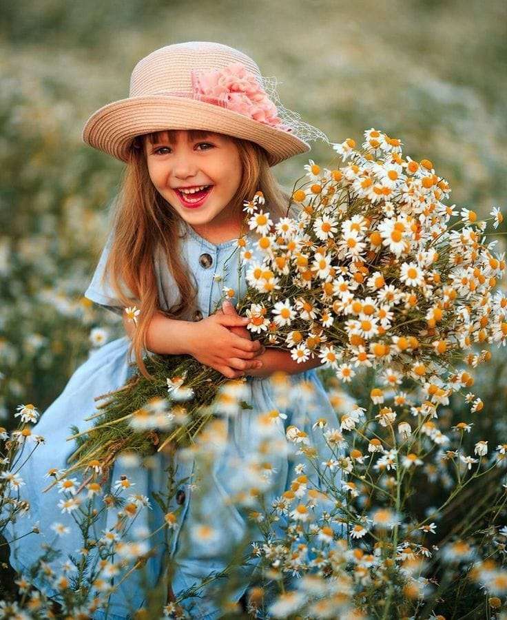 Glad liten flicka med blommor pussel på nätet