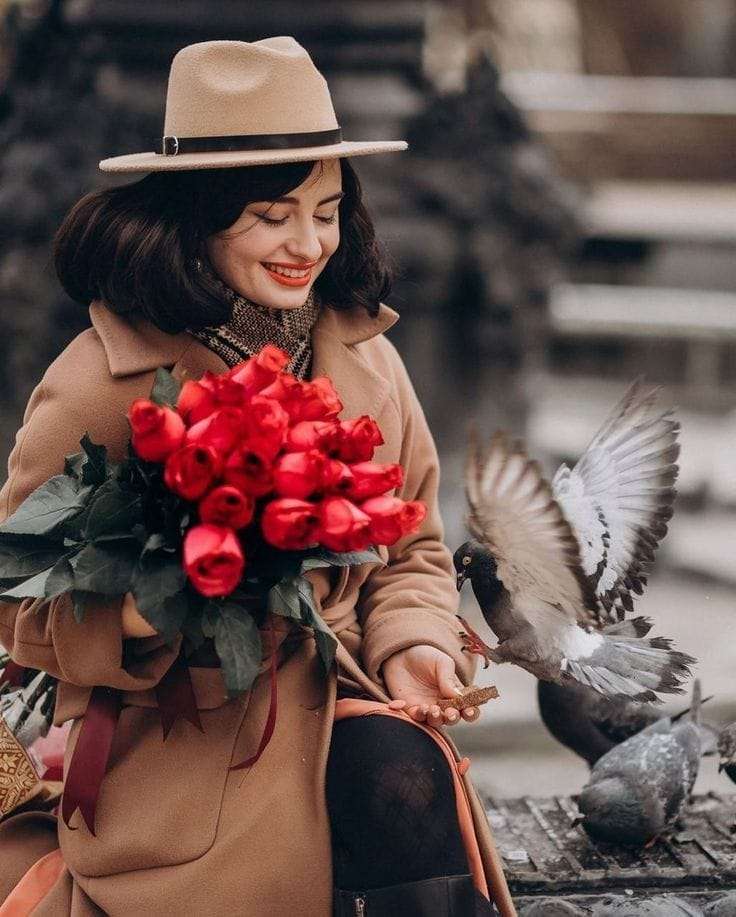 Boldog nő virágokkal kirakós online