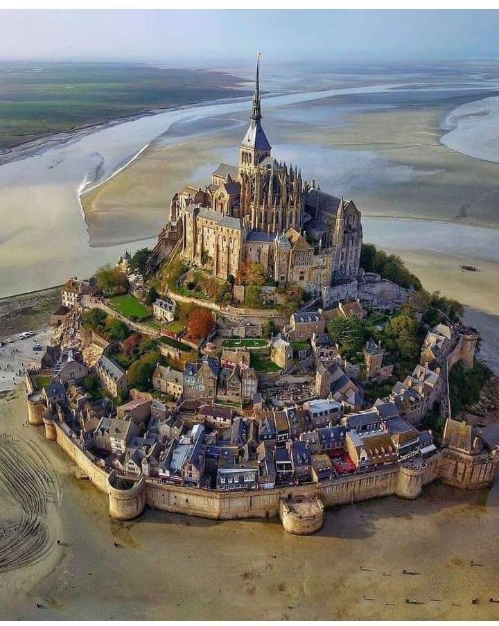 El famoso Mont Saint Michel en Francia rompecabezas en línea
