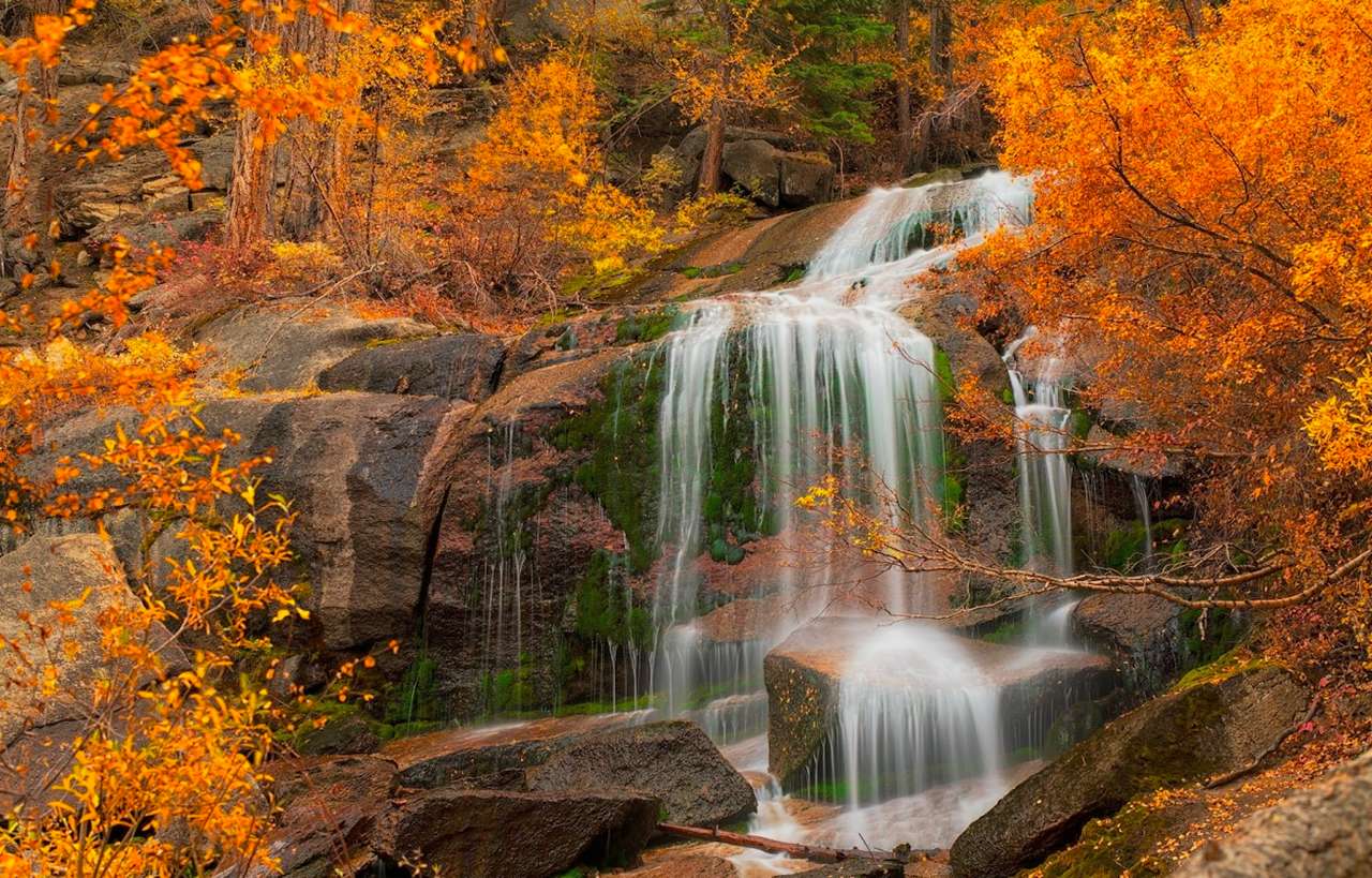 Ein kalifornischer Wasserfall im Herbst Online-Puzzle