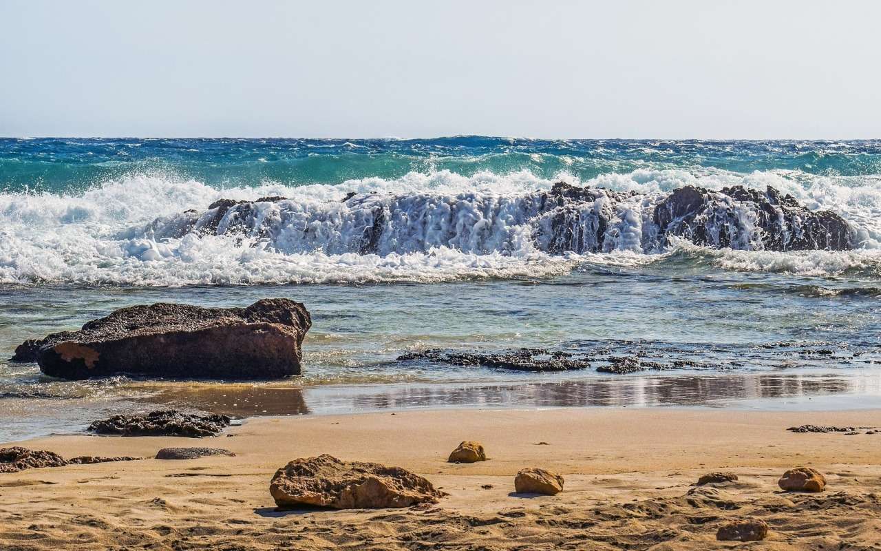 Costa rocosa y olas, hermosa vista del elemento. rompecabezas en línea