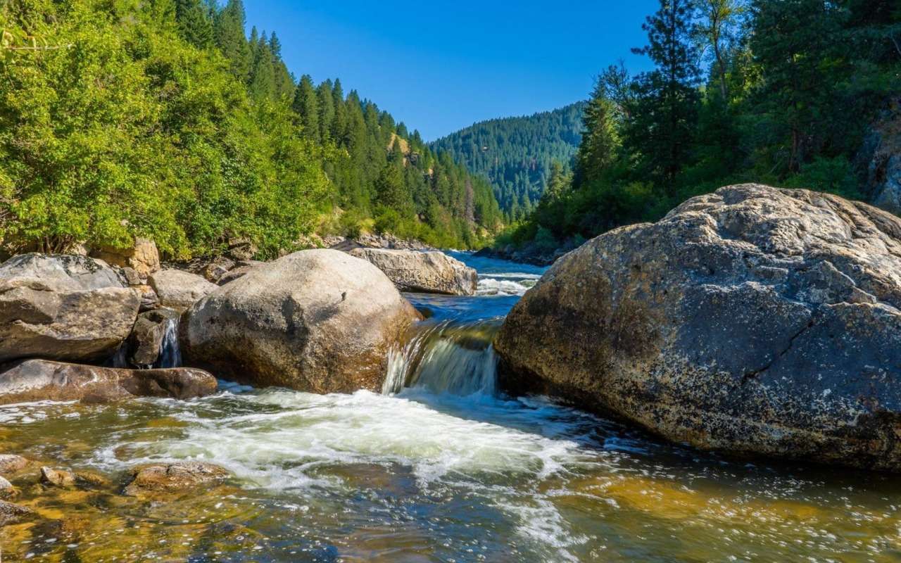 Idaho-Little vattenfall i Garden Valley Boise, ett under pussel på nätet