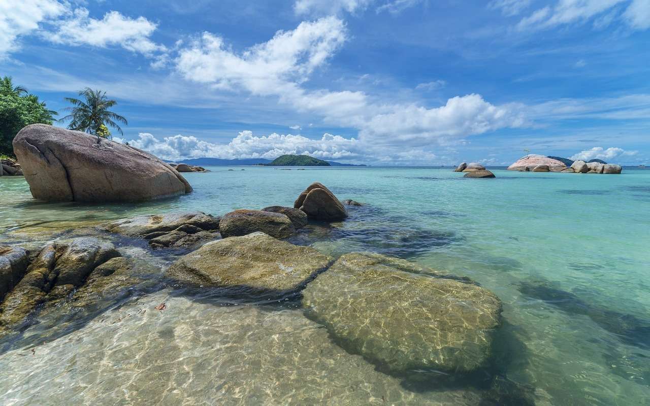 Tropické kameny na krásné pláži skládačky online