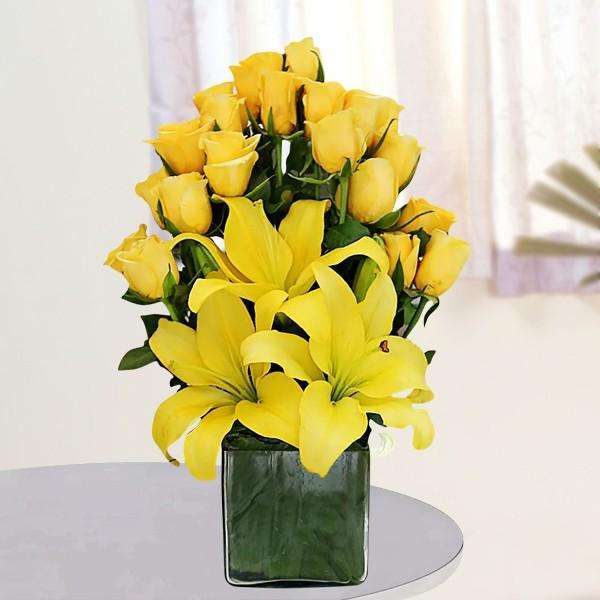 Sárga virágok egy vázában online puzzle