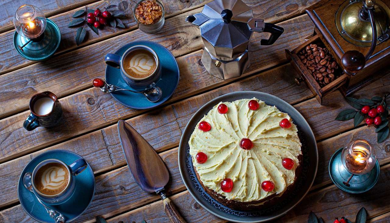 Sütemény és kávé csészékben a táblákon online puzzle