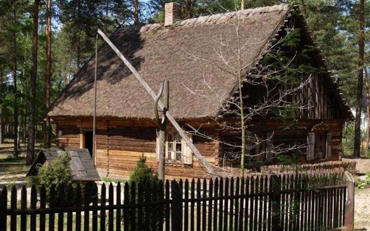 Lengyelország-Kurpie régi tanya házzal és kúttal kirakós online