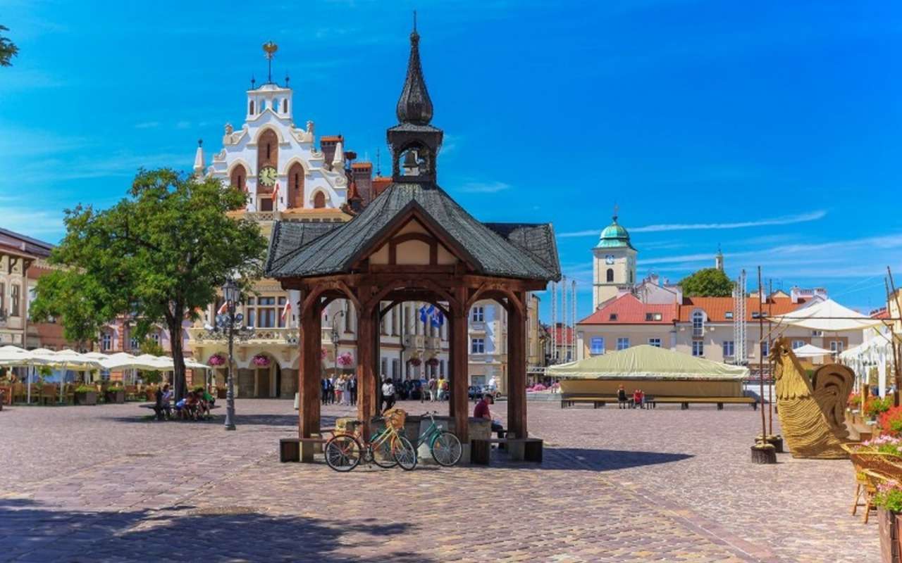 Polen- Rzeszów, charmanter Marktplatz mit Brunnen :) Online-Puzzle