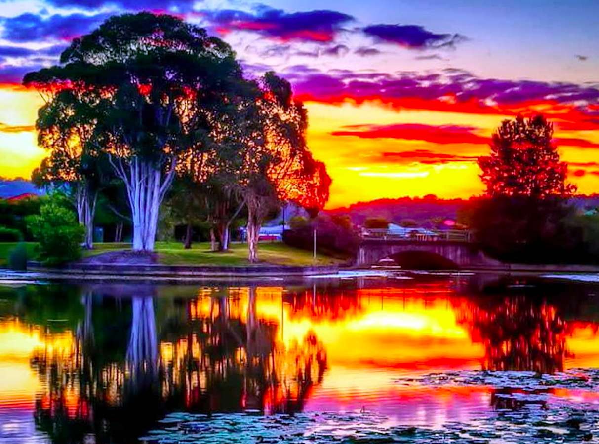 Захід сонця над прекрасним озером захоплює дух :) онлайн пазл