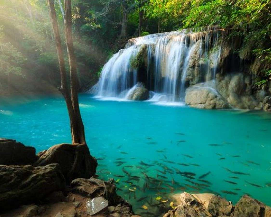 Wasserfall im Sri Nakarin Nationalpark Online-Puzzle