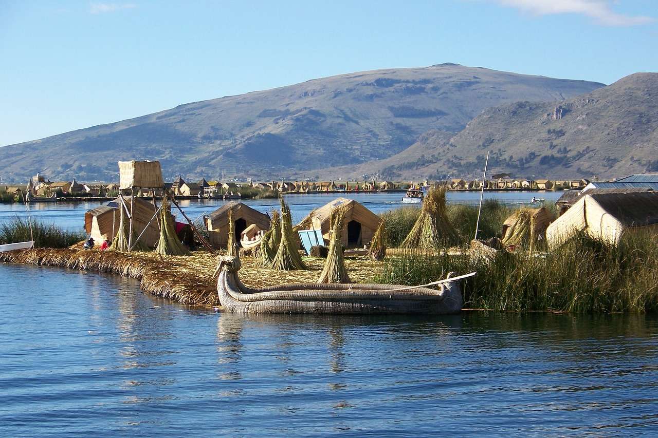 Остров на озере Титикака пазл онлайн