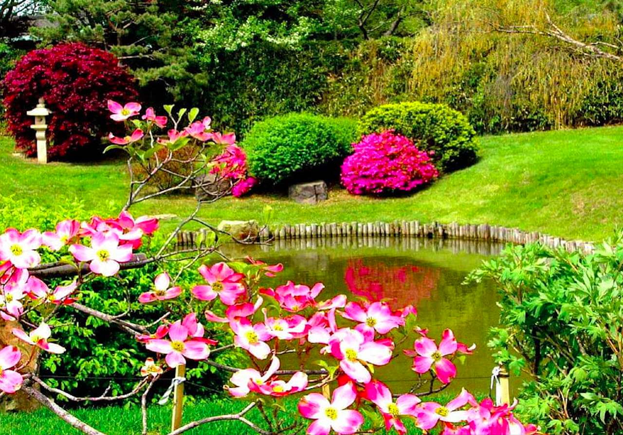 Våren har kommit, trädgården är vackert klädd :) pussel på nätet