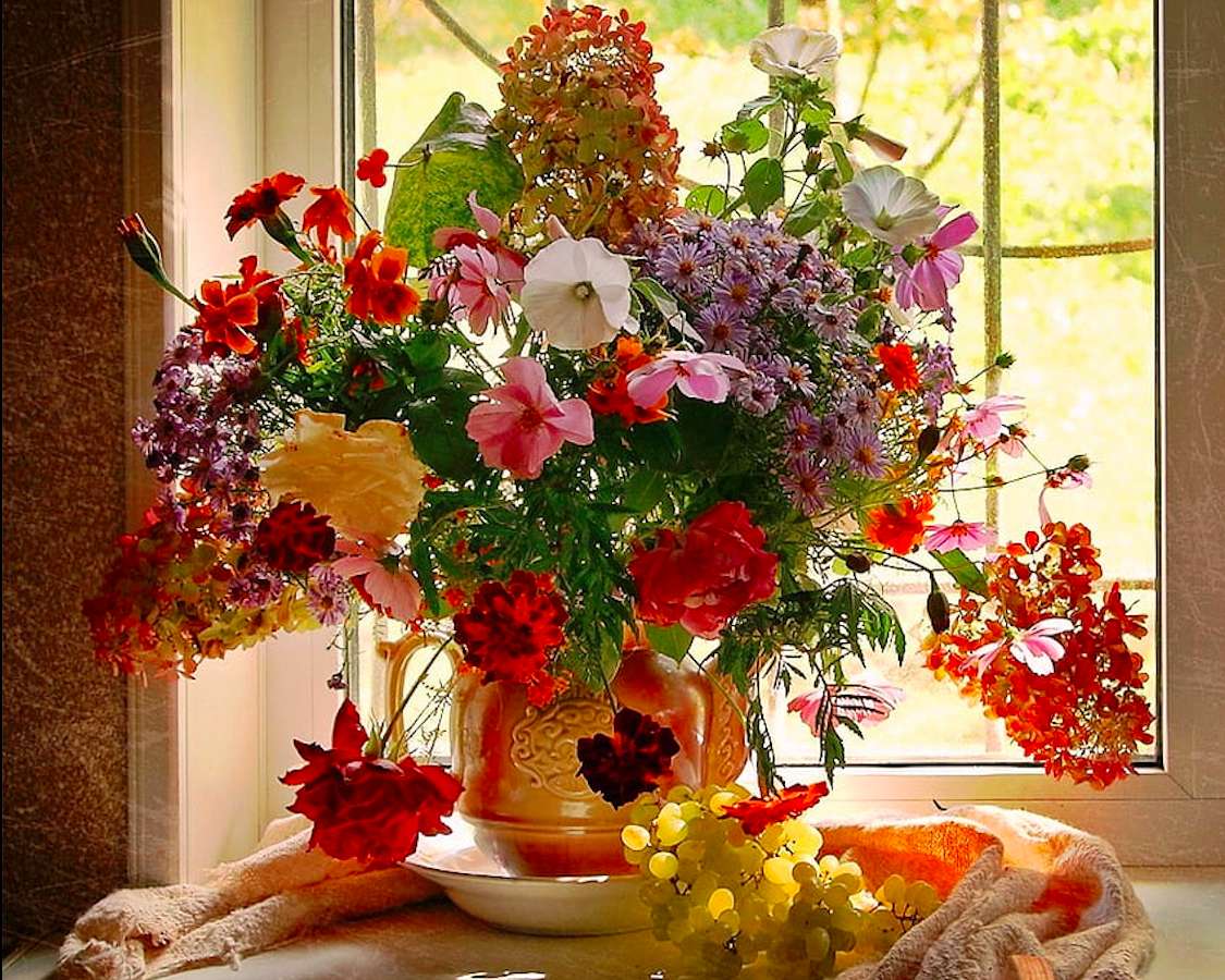 Kerti virágok az ablakban, szépség gyönyörködik online puzzle