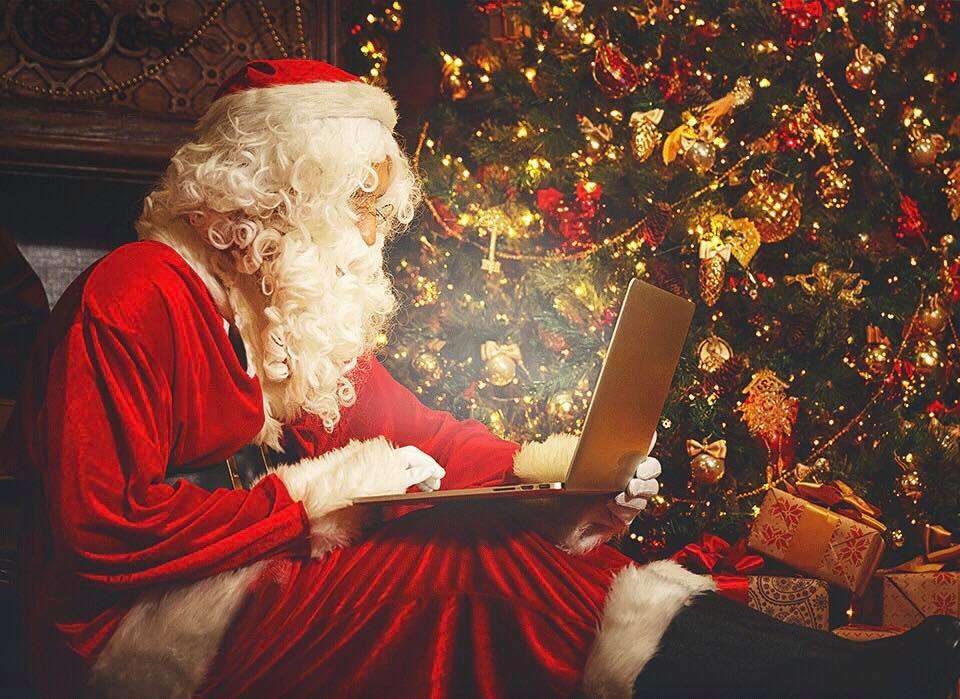 Санта перед комп'ютером онлайн пазл