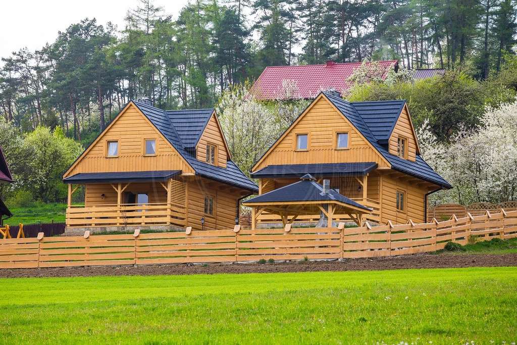 Εξοχικές κατοικίες στα βουνά δίπλα στη λίμνη Czorsztyn online παζλ