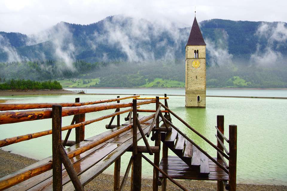 Ein versunkener Glockenturm an einem See in Italien Online-Puzzle